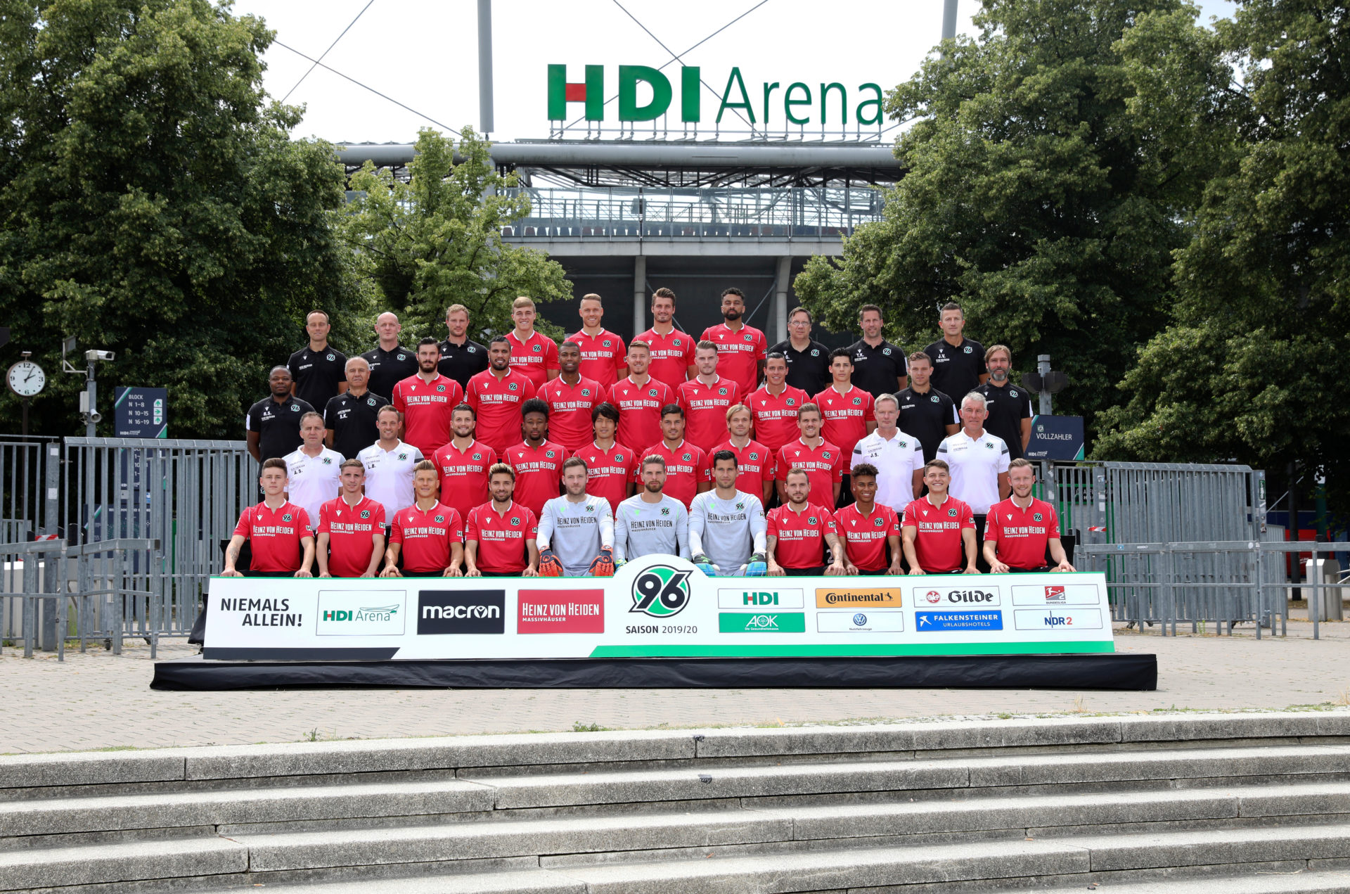 Hannover 96 Stellt Ihr Offizielles Mannschaftsfoto 2019/2020 Vor ...